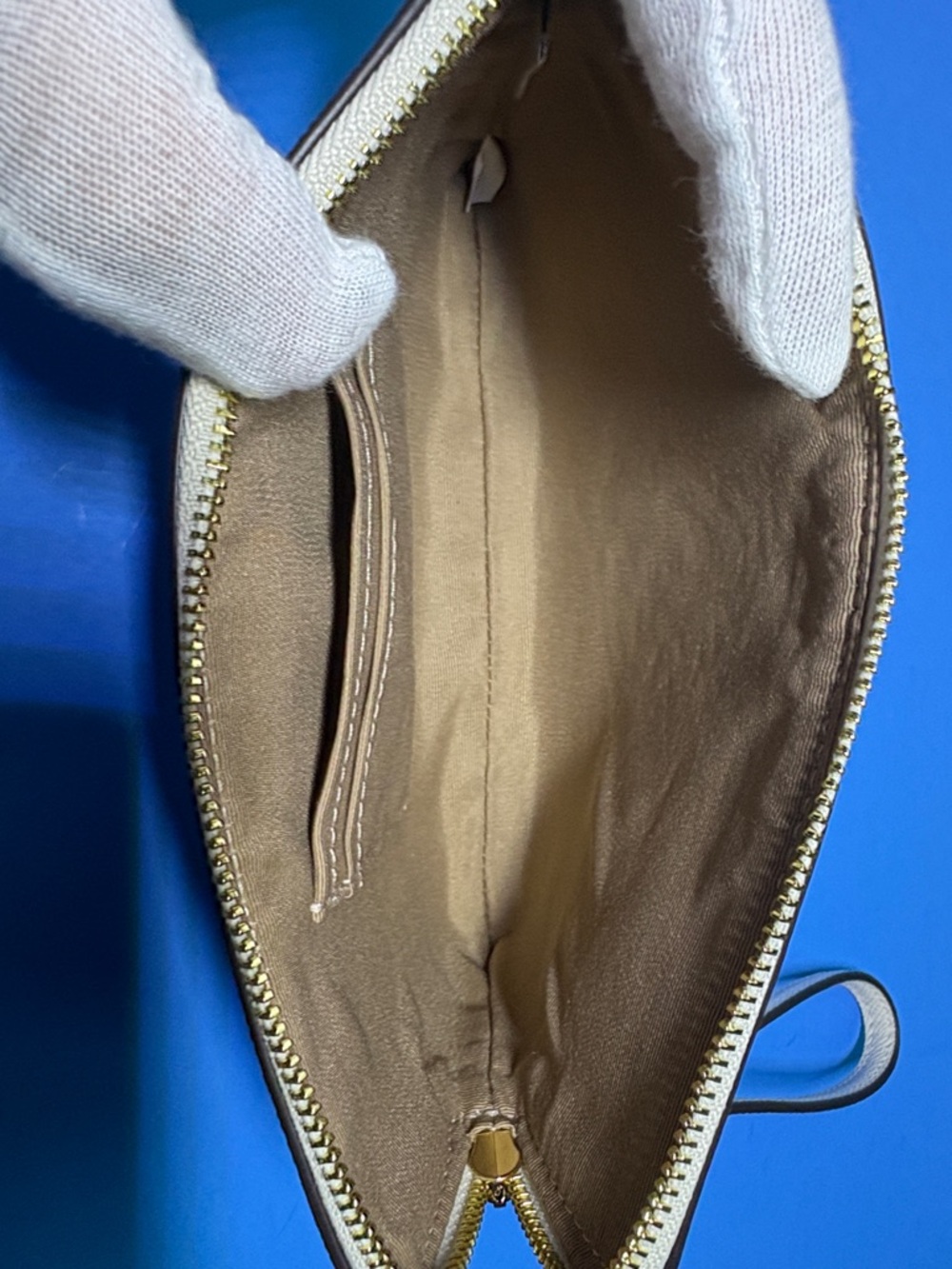 NWT Coach Off White Large Leather Zip Wristlet with Logo - Picture 4 of 5